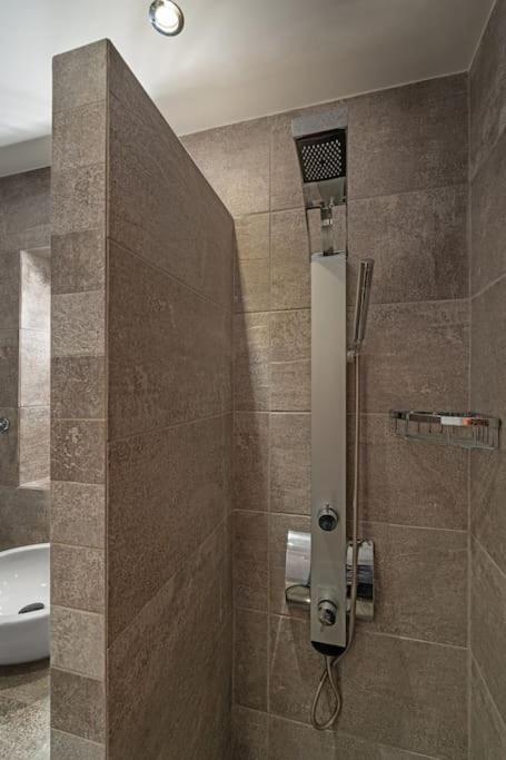 Peaceful 2 Bedroom In Glyfada Center Atenas Exterior foto